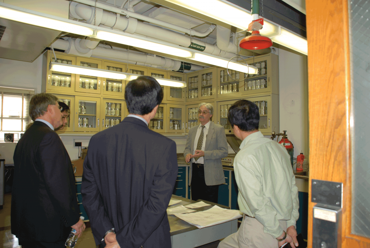 Gareth Mitchell talks to visitors from Chevron during a tour of the EMS Energy Institute facilities