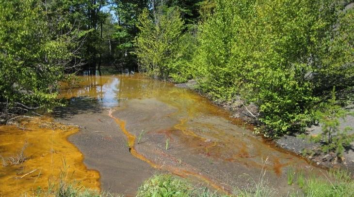  Acid mine drainage pollution in a stream in Cambria County, Pennsylvania.